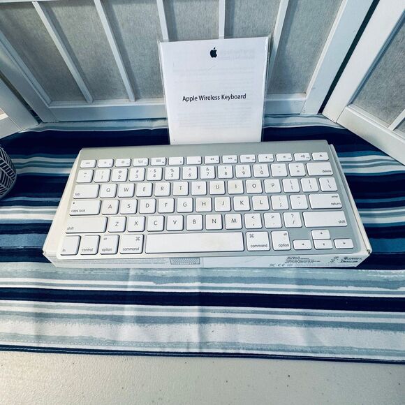 Apple Wireless Keyboard White Keys Aluminum Metal Base - Picture 1 of 12
